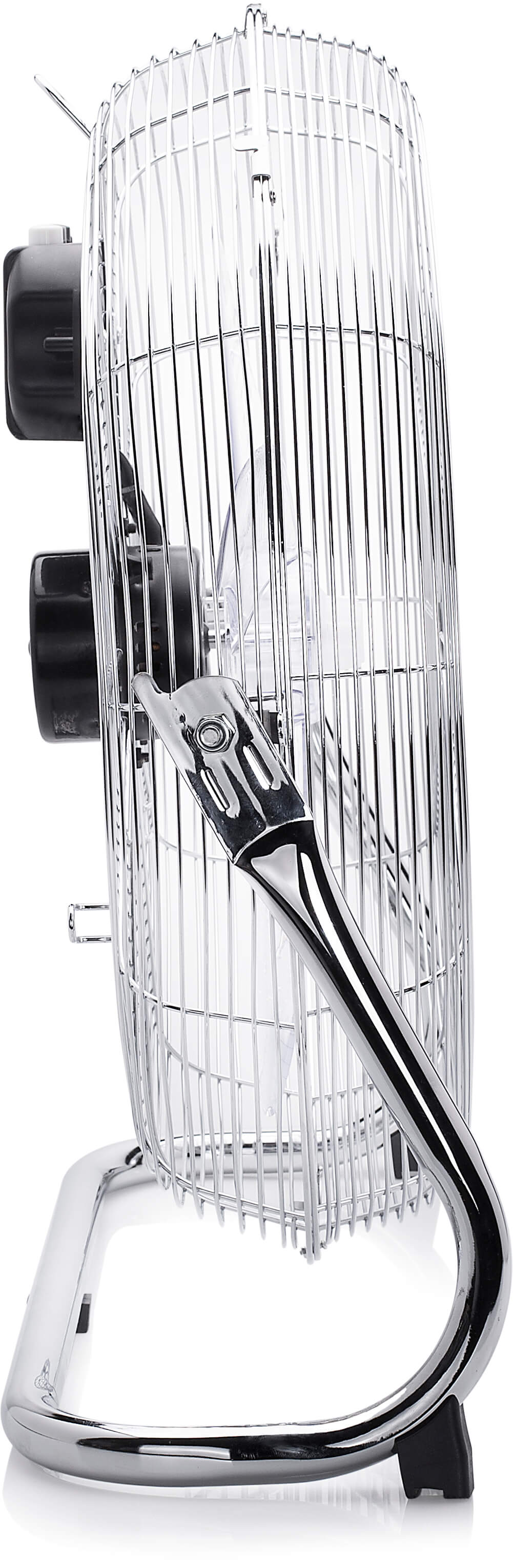 Een chromen ventilator op een witte achtergrond. Hij heeft een kooi, bladen en een standaard. Zwarte onderdelen zijn zichtbaar.