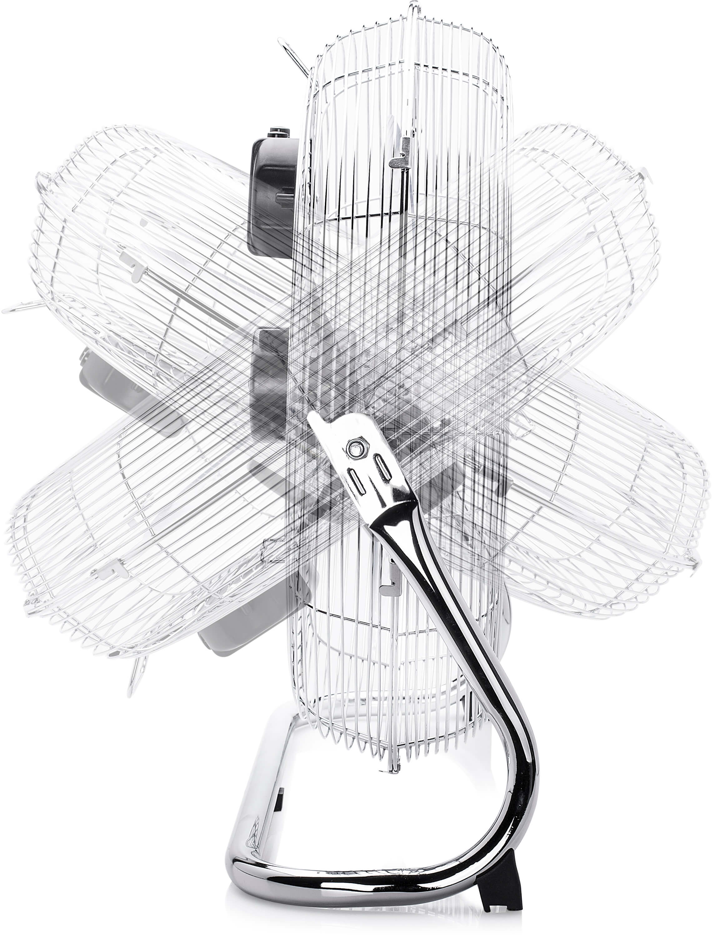 Een zilveren oscillerende ventilator op een witte achtergrond. De ventilator heeft een gebogen voet, een handvat en een kooi.