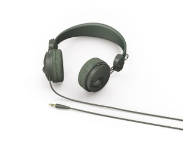 Auriculares verde oscuro con cable conector sobre una superficie blanca.