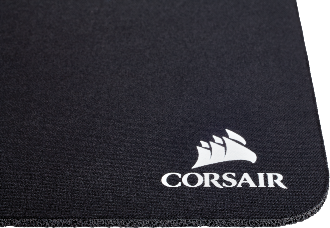 Nahaufnahme eines schwarzen Corsair-Mauspads mit weißem Logo.