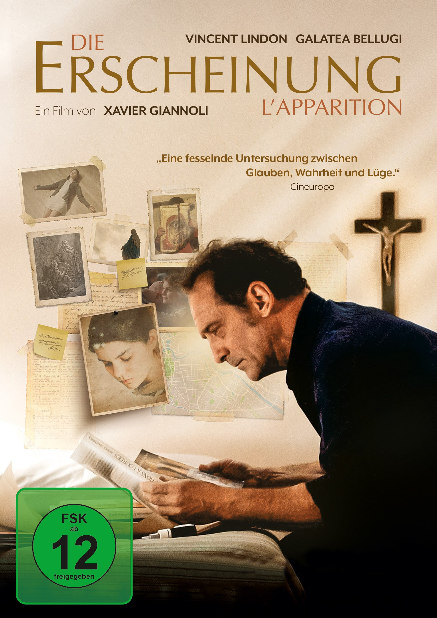 Filmplakat: Mann mit Fotos, Kreuz und Schriften. Titel: Die Erscheinung L'Apparition.