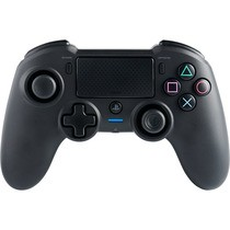 Un mando de PlayStation negro con botones y joysticks de varios colores.