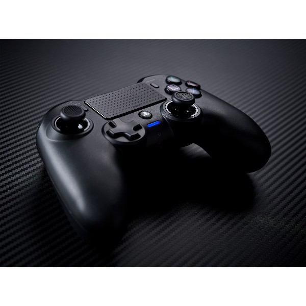 Mando de juegos negro sobre superficie oscura y texturizada. Luz azul.