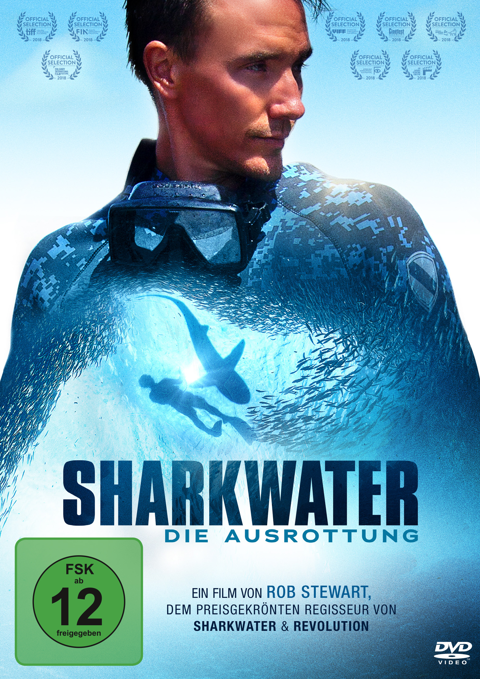 Filmcover. Mann in Tauchausrüstung, Haie schwimmen um ihn herum. Text: Sharkwater Die Ausrottung.