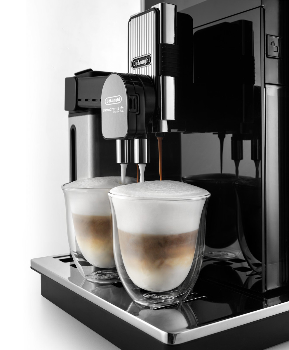 Eine Delonghi Kaffeemaschine, die Kaffee in zwei Gläser mit Latte füllt.