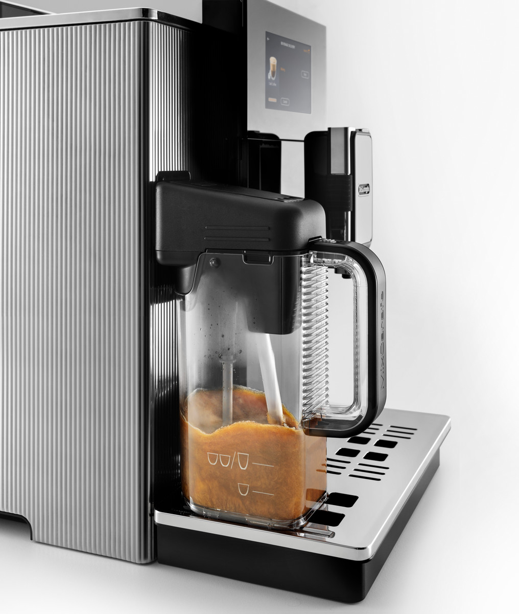 Nahaufnahme einer De'Longhi Kaffeemaschine mit transparentem Wasserbehälter und Edelstahl-Finish.