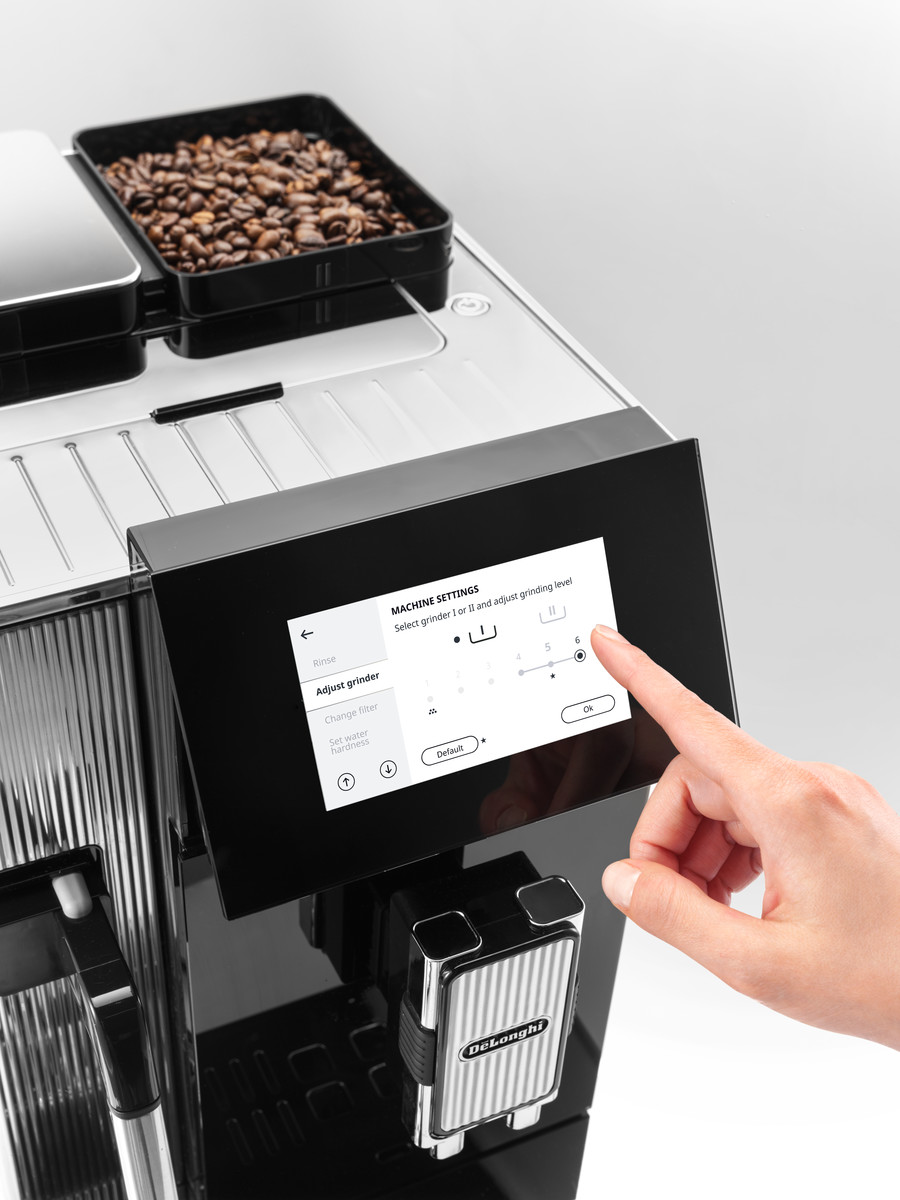Kaffeemaschineneinstellungen. Touchscreen-Anzeige mit Optionen zum Einstellen der Mahlwerkeinstellungen.