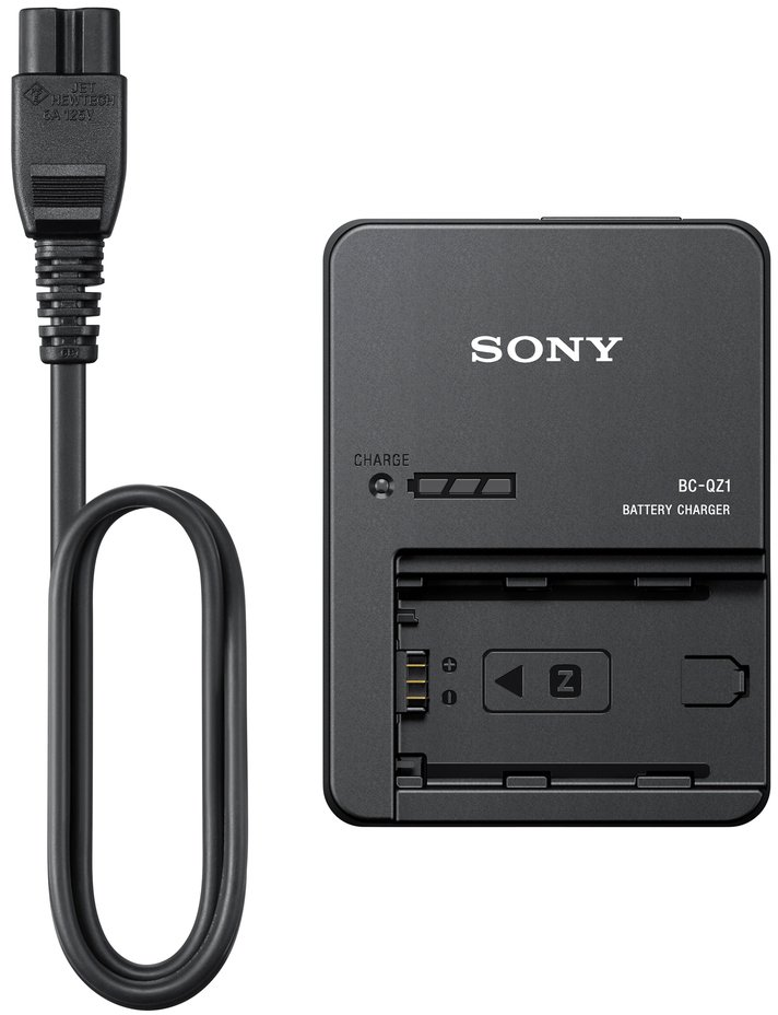 Ein schwarzes Sony-Akkuladegerät mit Netzkabel, das eine Ladezustandsanzeige anzeigt.
