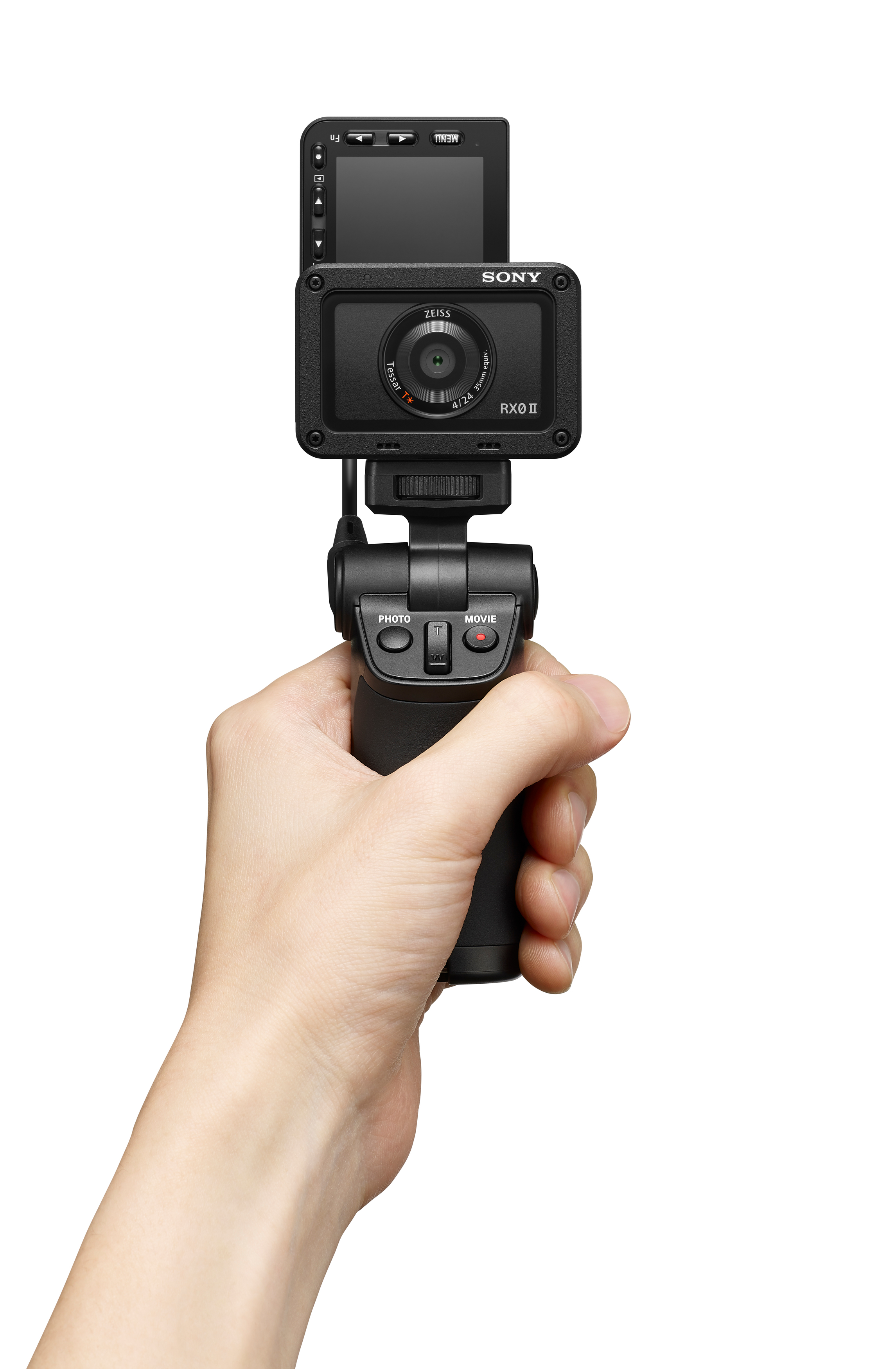 Hand, die eine schwarze Sony RX0 II Kamera mit Bildschirm und Griff hält.