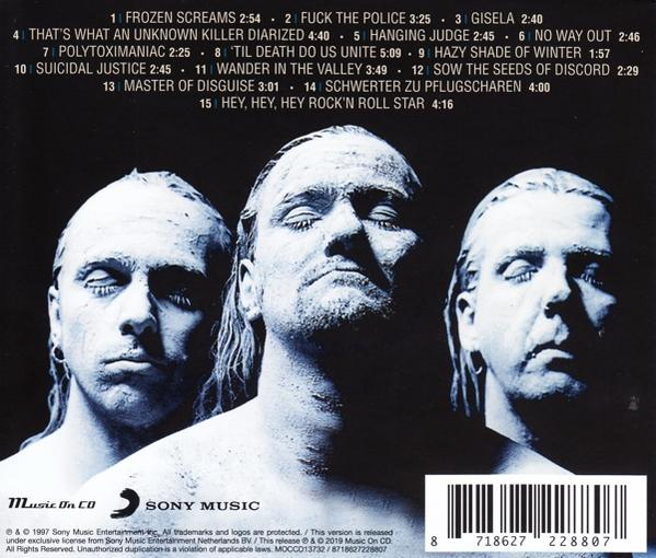 Albumcover mit drei ernst blickenden Männern. Text in Weiß oben und unten.