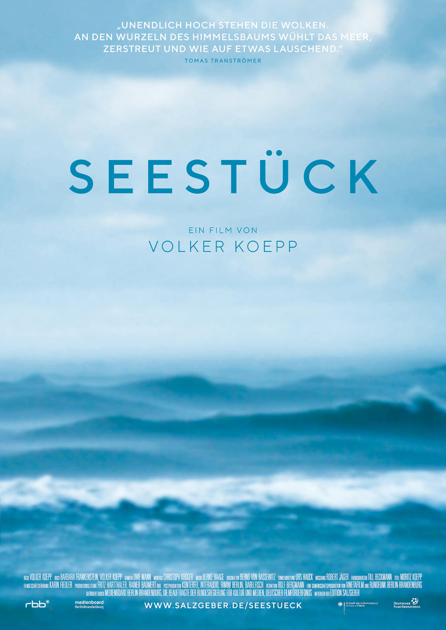 Ein Filmplakat mit einer Meereslandschaft. Der Titel lautet 'SEESTÜCK' in Blau. Deutscher Text.