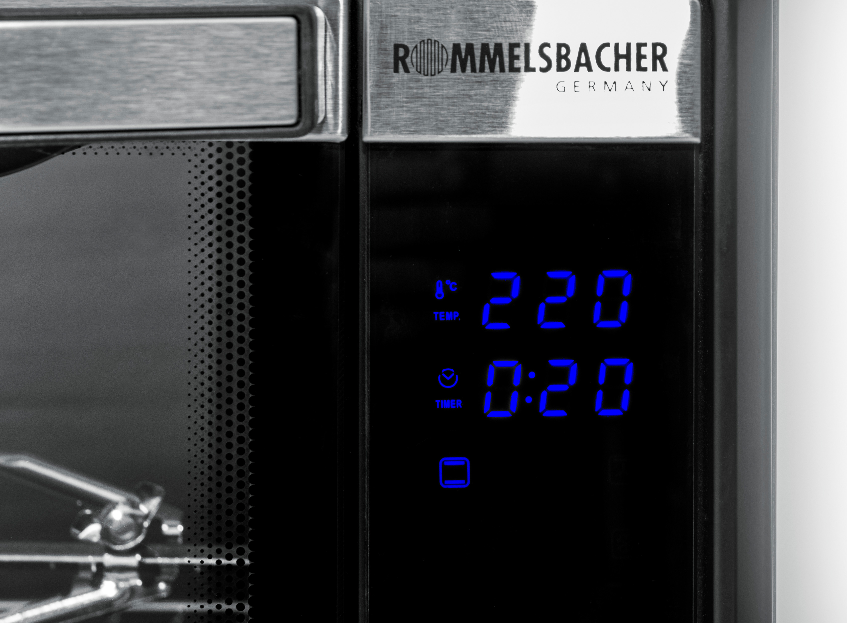 Nahaufnahme eines Ofendisplays mit Temperatur, Timer und Einstellungen.
