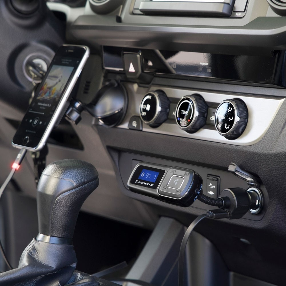 Interni auto con telefono, caricabatterie per auto e trasmettitore FM Scosche.