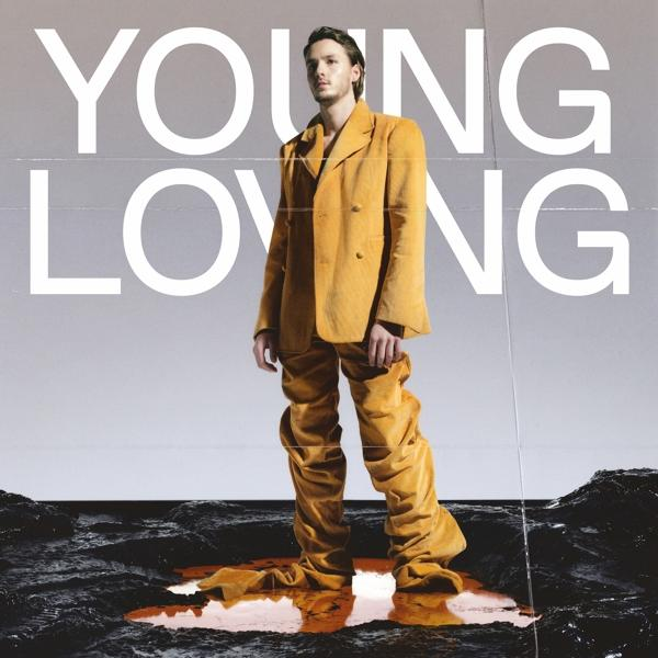 La pochette de l'album présente un homme en costume jaune debout sur l'eau avec les mots 'YOUNG LOVING' au-dessus.