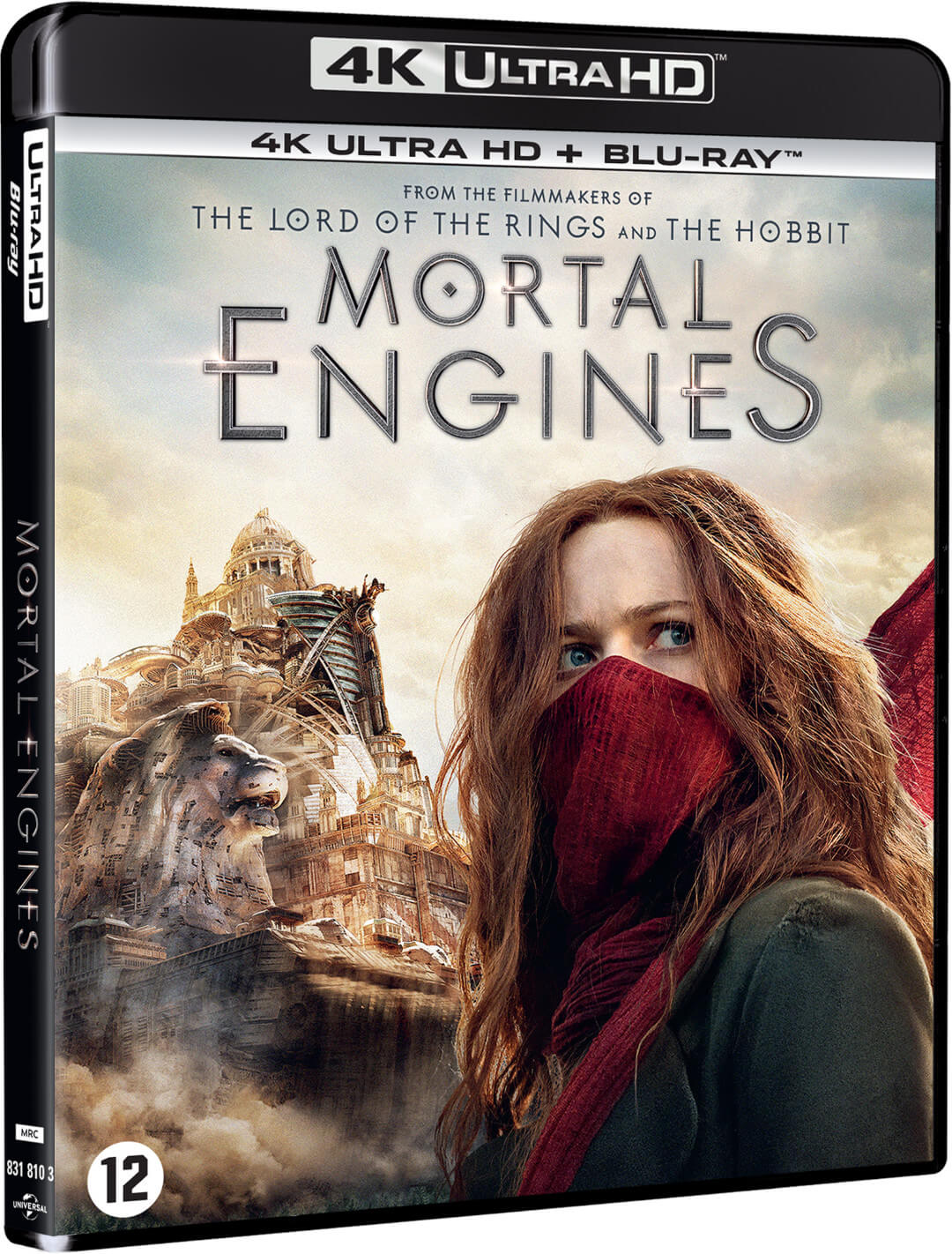 Couverture du film 'Mortal Engines'. Une femme avec une écharpe rouge regarde le spectateur.