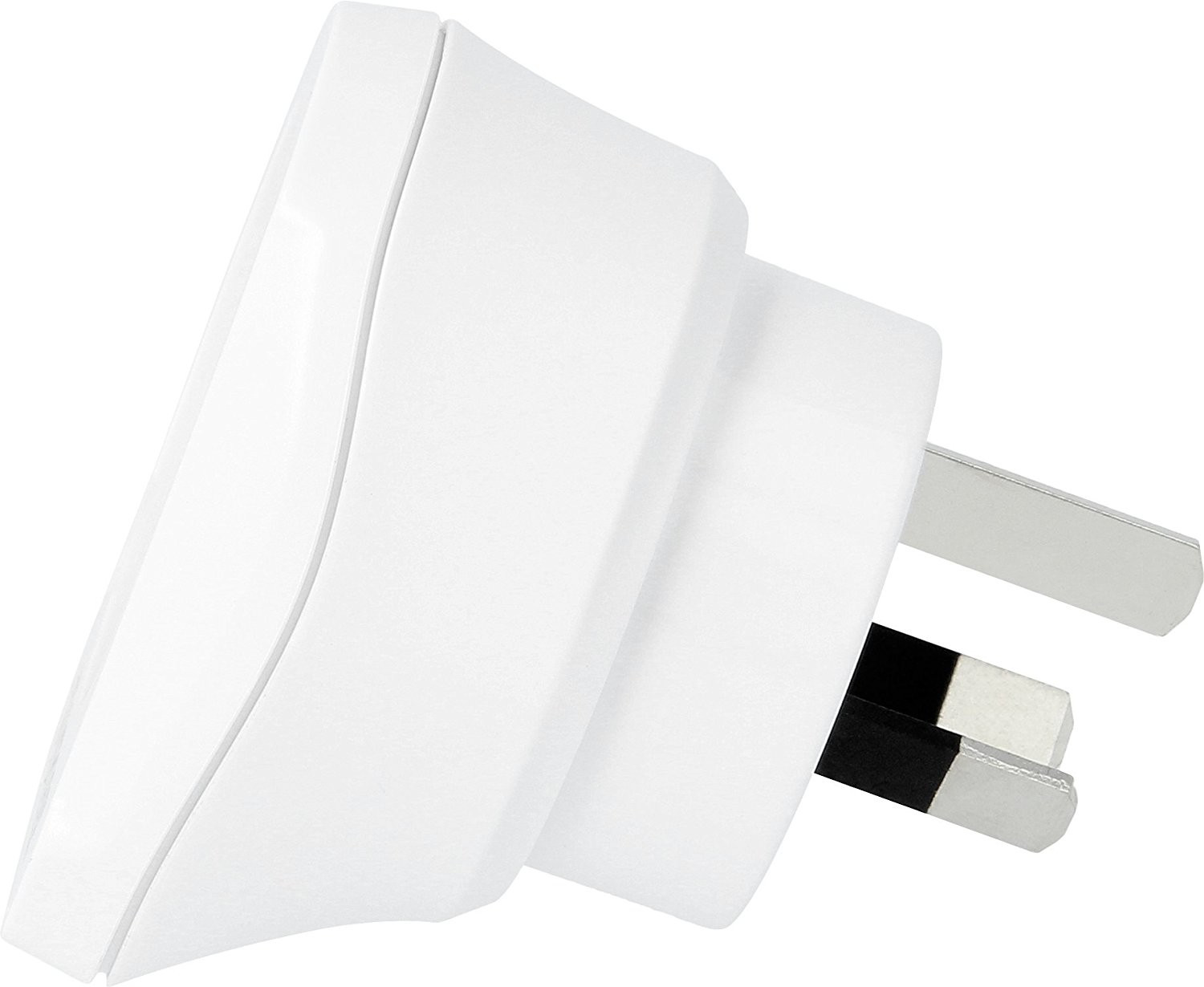 Adaptateur de prise britannique blanc sur fond blanc, vue en angle. A trois broches.