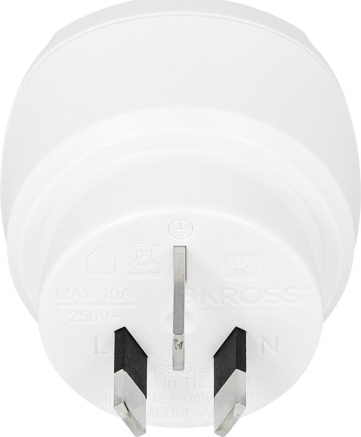 Adaptateur de voyage blanc avec trois broches, affichant les détails de tension et d'ampérage.