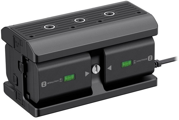 Un chargeur de batterie noir avec deux batteries insérées et un cordon d'alimentation.