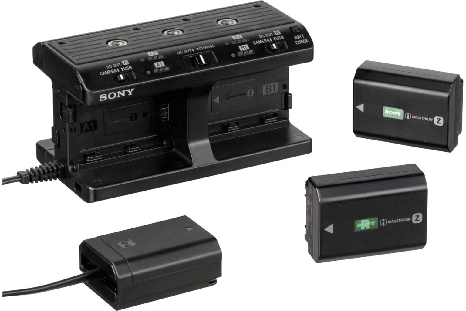 Chargeur de batterie Sony noir avec batteries, câbles et alimentation, isolé sur fond blanc.
