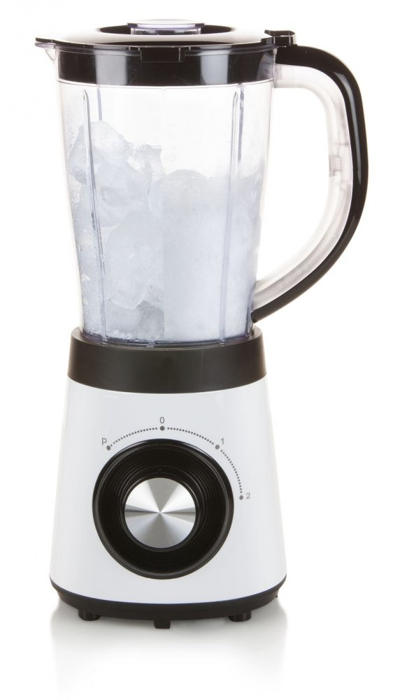 Blender blanc et noir avec de la glace à l'intérieur du récipient.