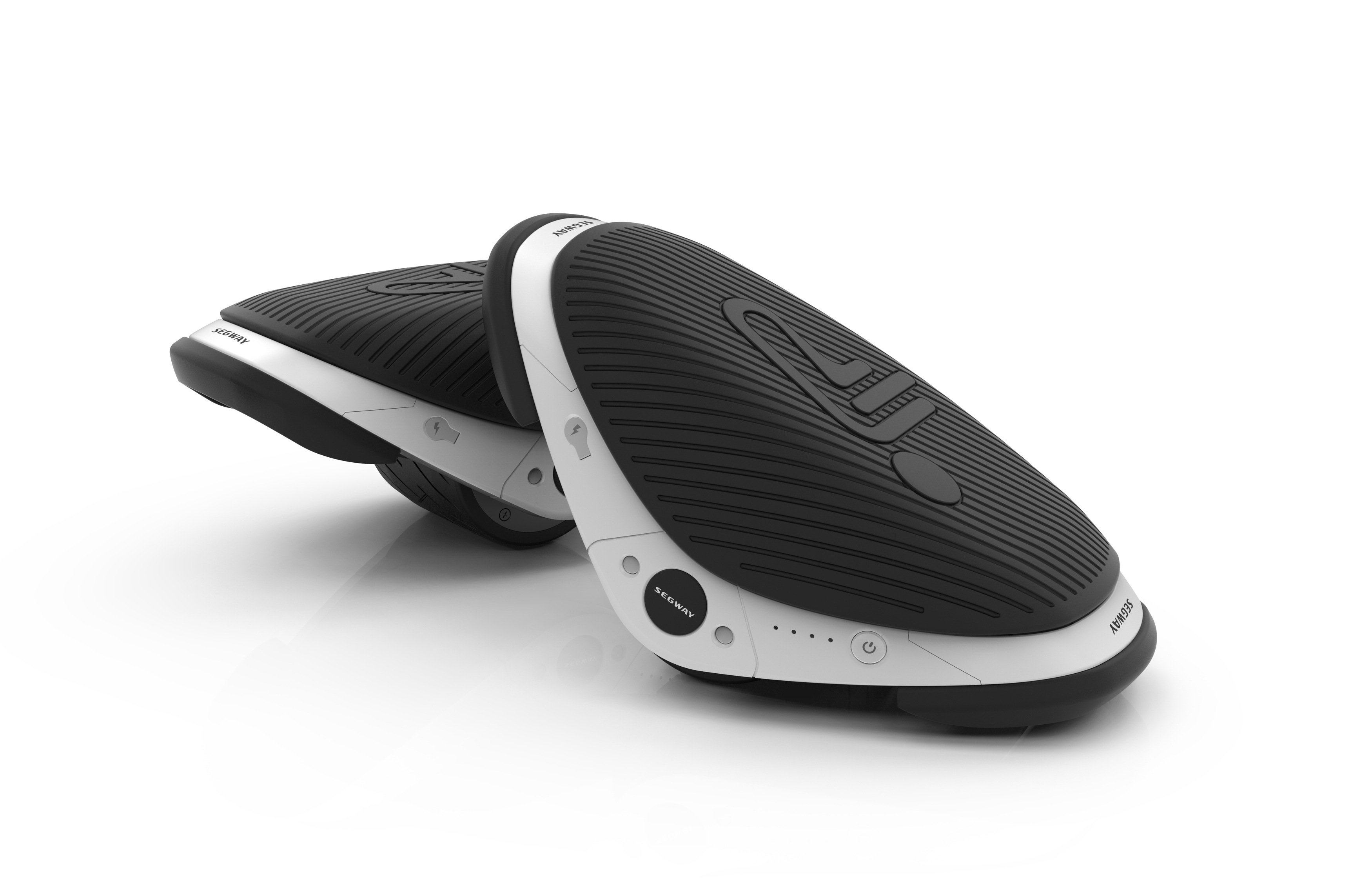 Zwei selbstbalancierende Segway-Schuhe, schwarz und weiß, auf weißer Oberfläche.