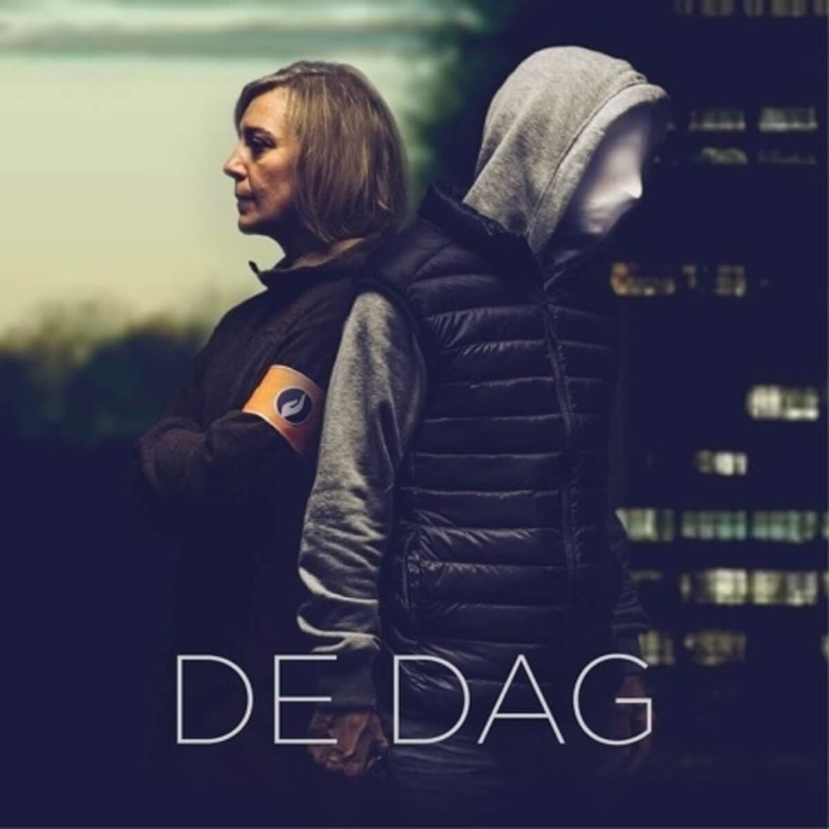 Filmposter. Een vrouw en een persoon met een hoodie staan rug aan rug. Stad achtergrond.