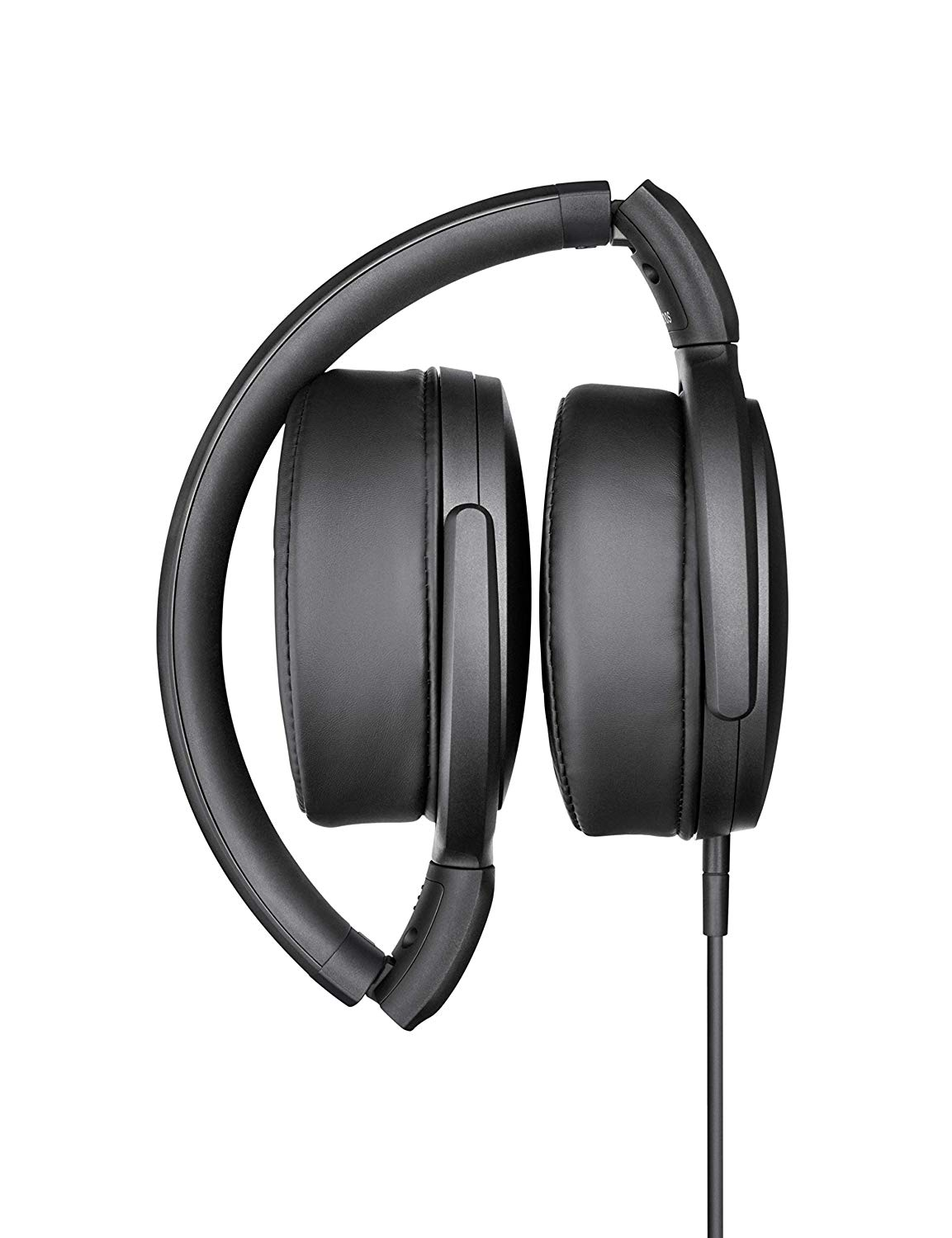 Auriculares negros plegados. Los auriculares son grandes y acolchados. Un cable cuelga del auricular derecho.
