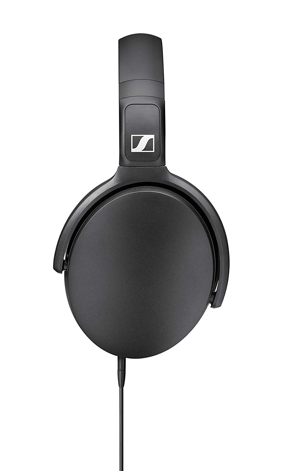 Auriculares negros sobre la oreja sobre un fondo blanco. La marca Sennheiser es visible.