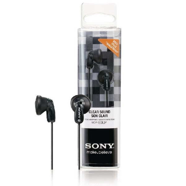 Auriculares Sony Clear Sound en un paquete de plástico con texto.