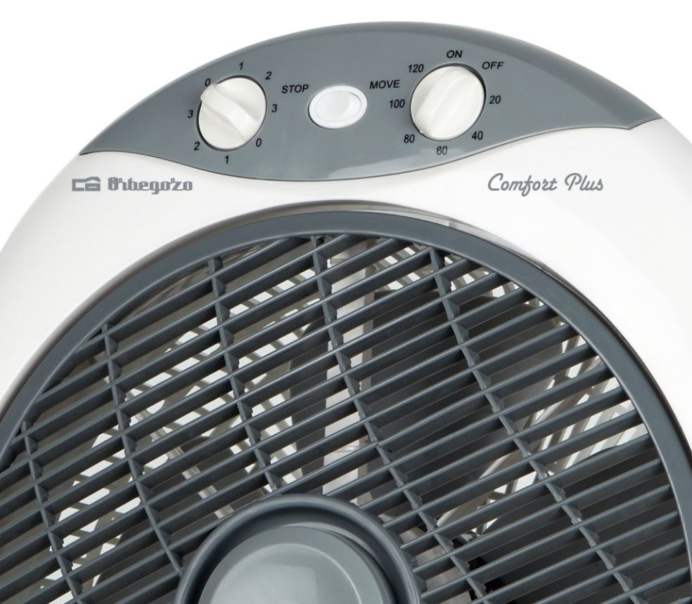 Primer plano de un ventilador blanco y gris con controles.