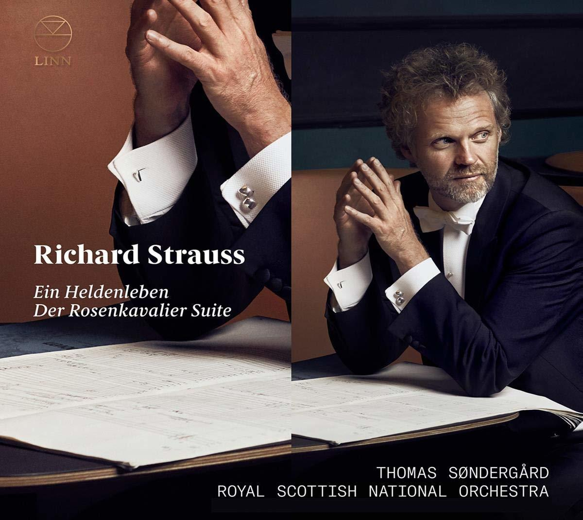CD-Cover mit Musikern, ein Mann im Smoking, der auf einem Notenblatt schreibt.