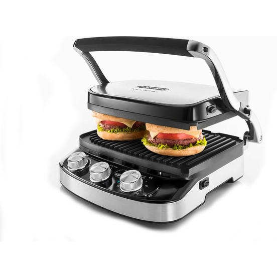 İki hamburger ızgara yapan bir panini presi. Pres gümüş ve siyahtır.