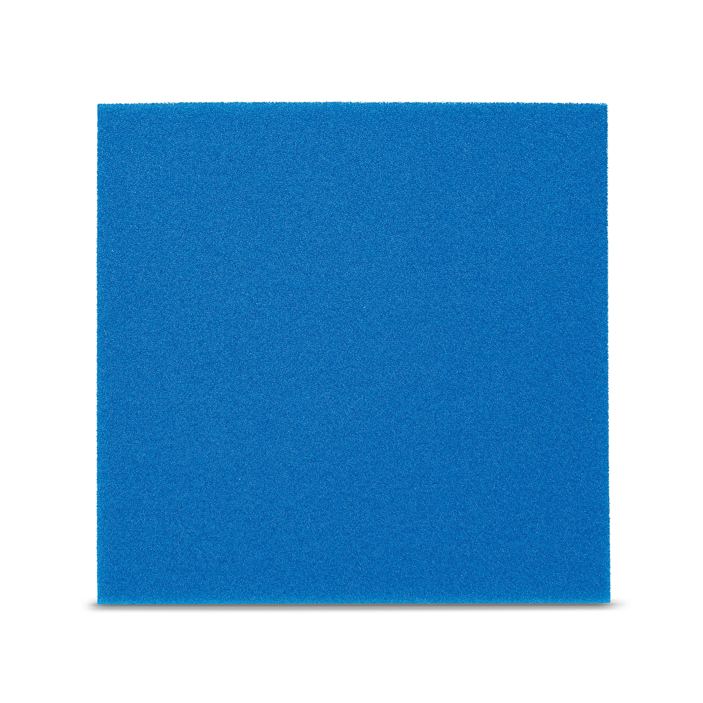 Ein blauer quadratischer Schaumstofffilter. Es ist auf weißem Hintergrund.
