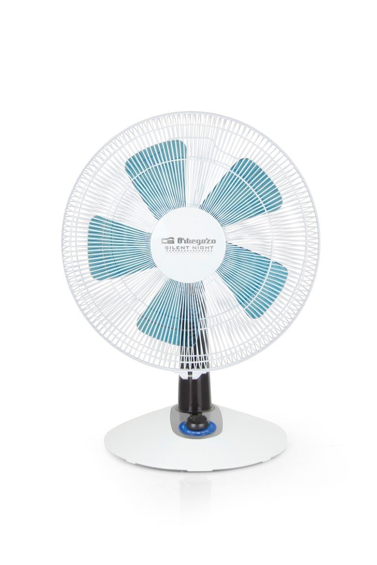 Un ventilador de mesa blanco con aspas azules y una base negra. Está sobre un fondo blanco.