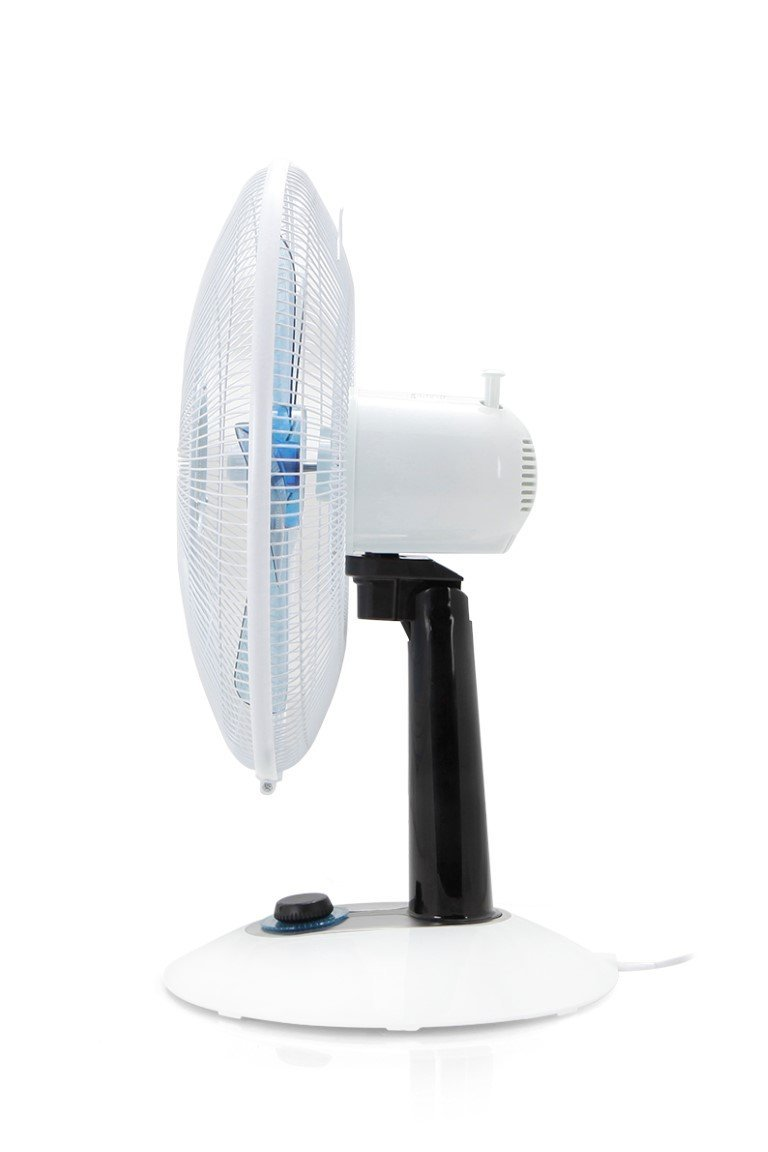 Ventilador blanco y negro, vista lateral, sobre fondo blanco. El ventilador tiene una aspa azul.