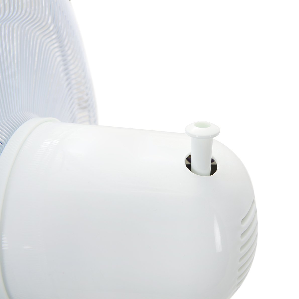 Base de ventilador blanca con un pequeño agujero. Fondo blanco con aspas.