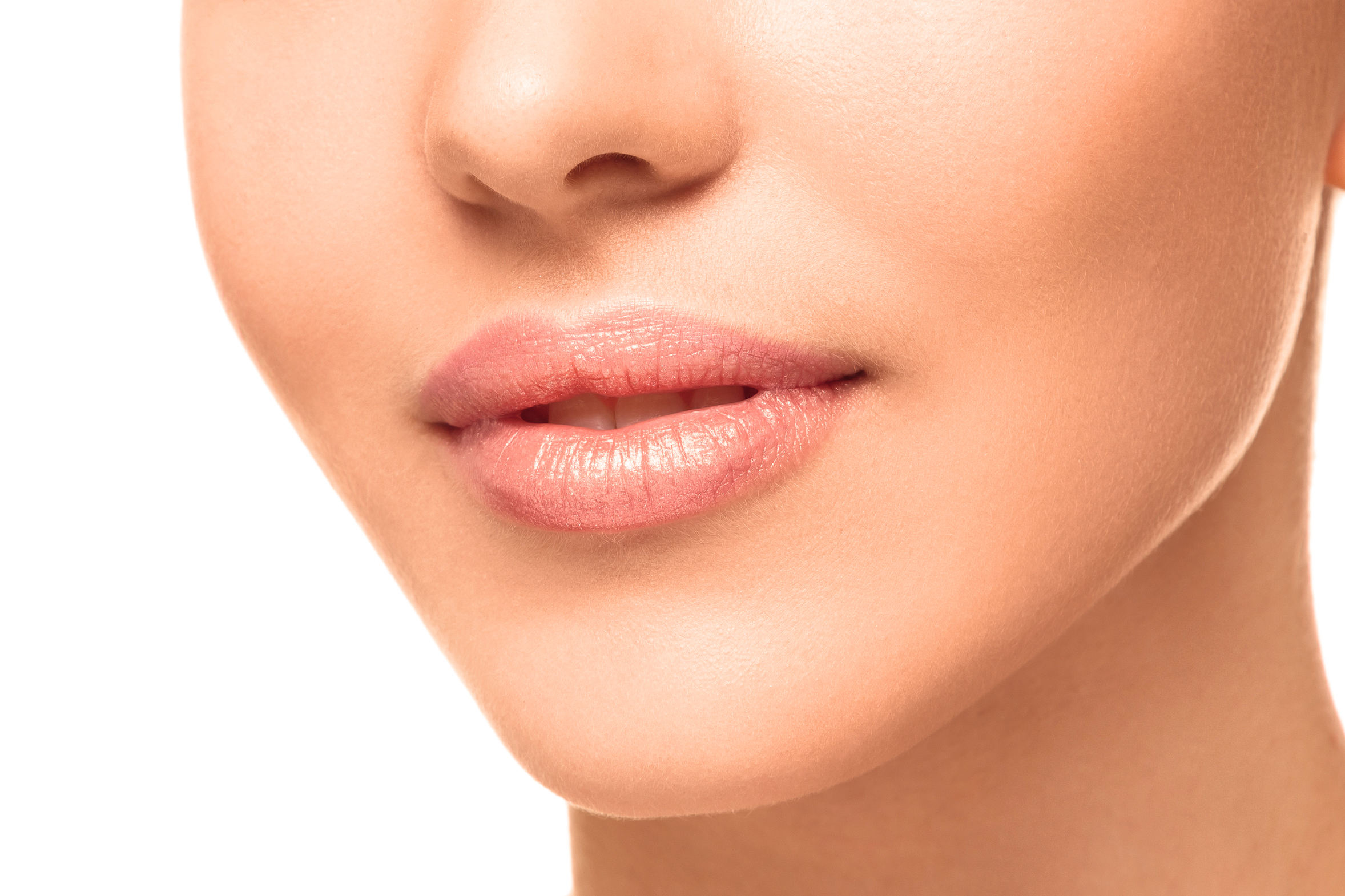Nahaufnahme der Lippen einer Person, mit hellrosa Lippenstift aufgetragen.