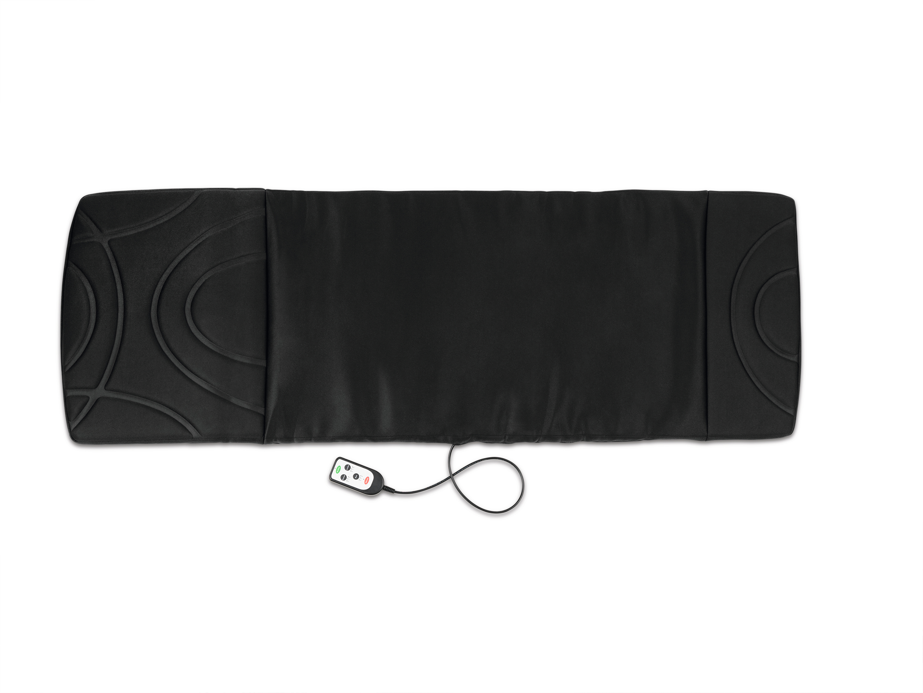 Schwarze Massagematte mit Fernbedienung. Die Matte liegt auf weißem Hintergrund.
