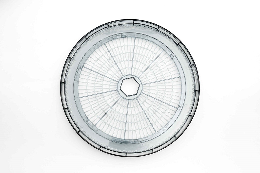 Un filtre à air circulaire en plastique blanc avec un intérieur en treillis métallique.