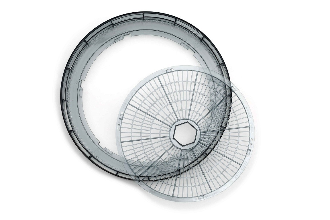 Deux plateaux de déshydrateur alimentaire en plastique, circulaires et transparents, sont présentés sur fond blanc.