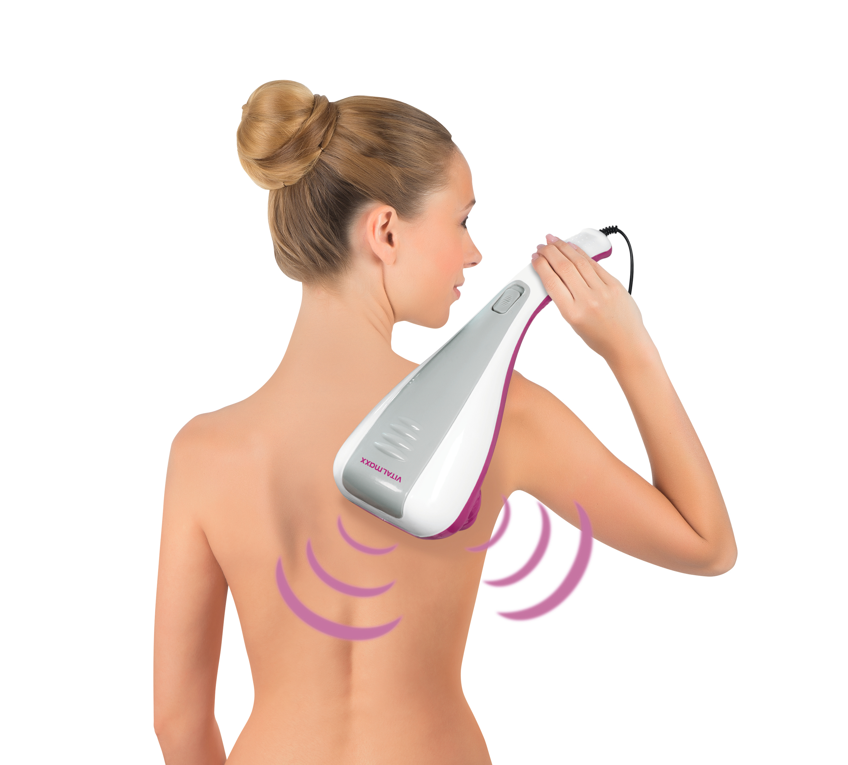 Eine Frau benutzt ein Massagegerät auf ihrem Rücken. Lila Wellensymbole um den Massagebereich.