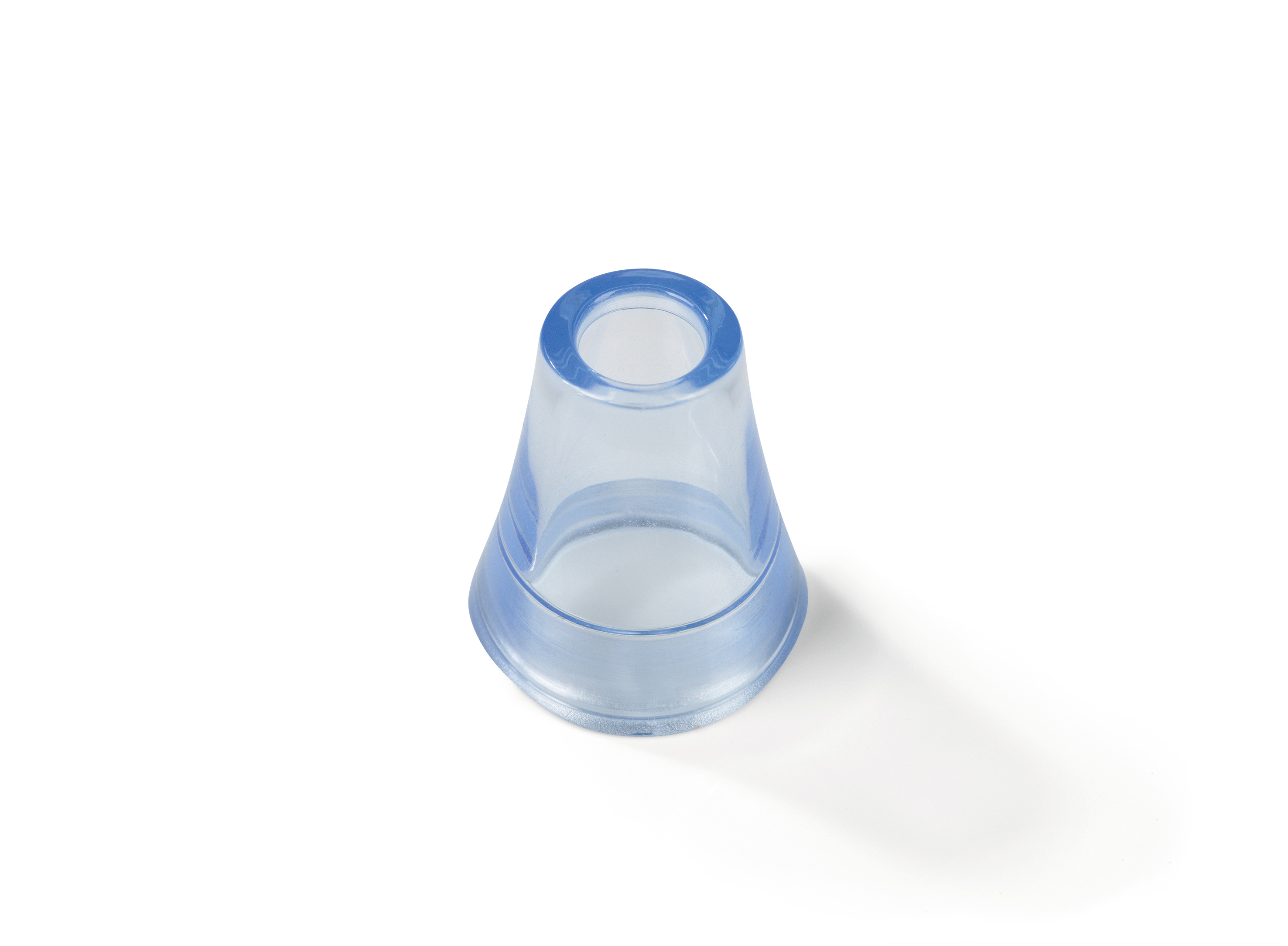 Transparente, blaue Kunststoff-Schröpftherapie-Tasse. Sie hat eine Kegelform.