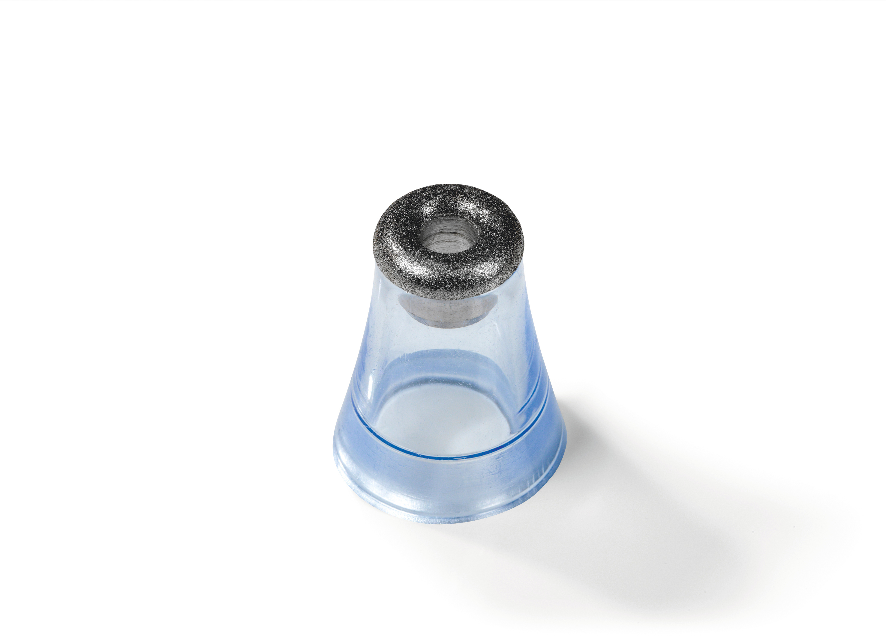 Blauer und klarer Schröpftherapiebecher auf weißem Untergrund. Der Becher hat einen silbernen Ring.