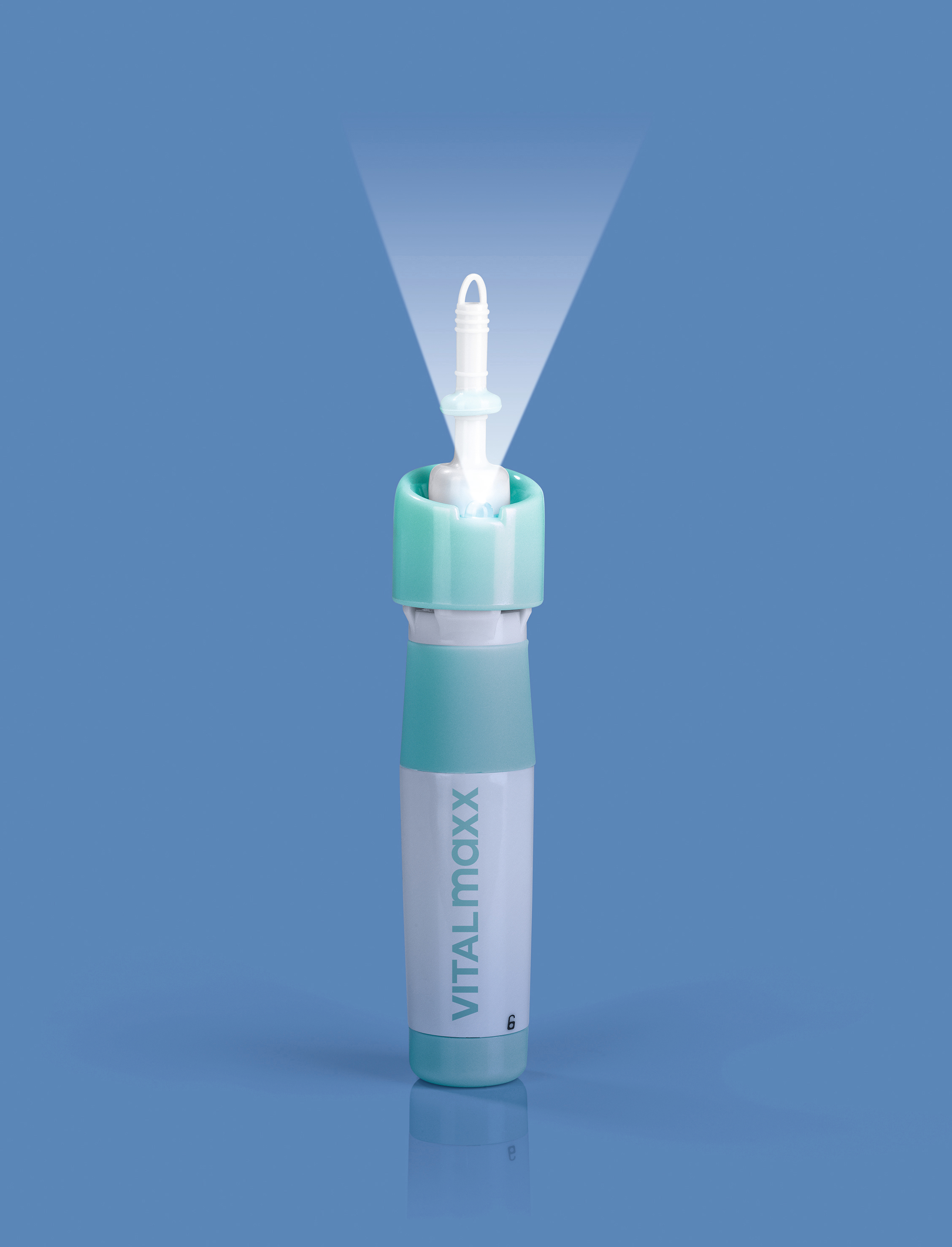 Medizinprodukt mit weißer Düse und grünem Sockel, mit dem Text 'VITALmaxx' auf blauem Hintergrund.