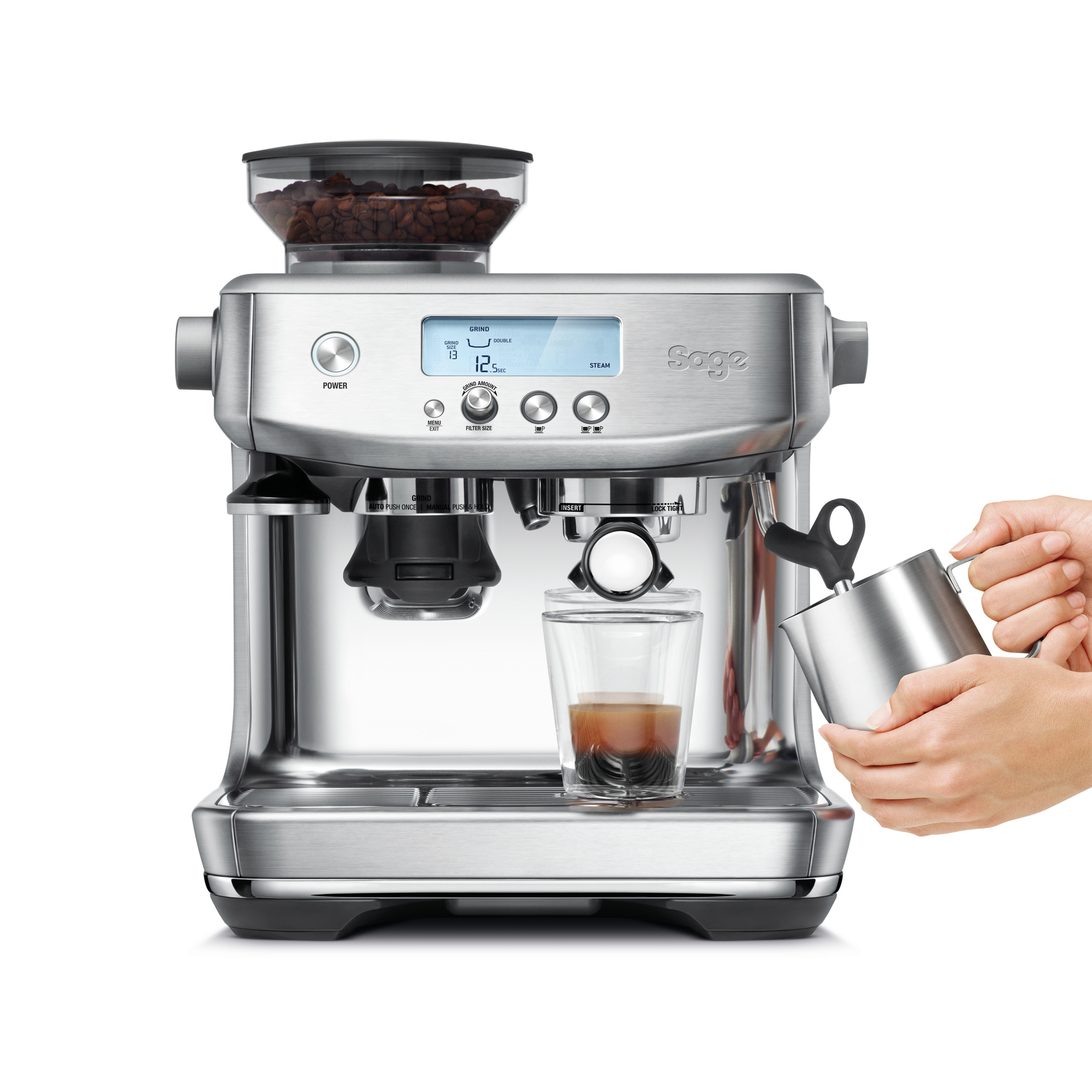 Silberne Espressomaschine mit Mahlwerk und eine Person, die Milch in ein Glas mit Espresso gießt.