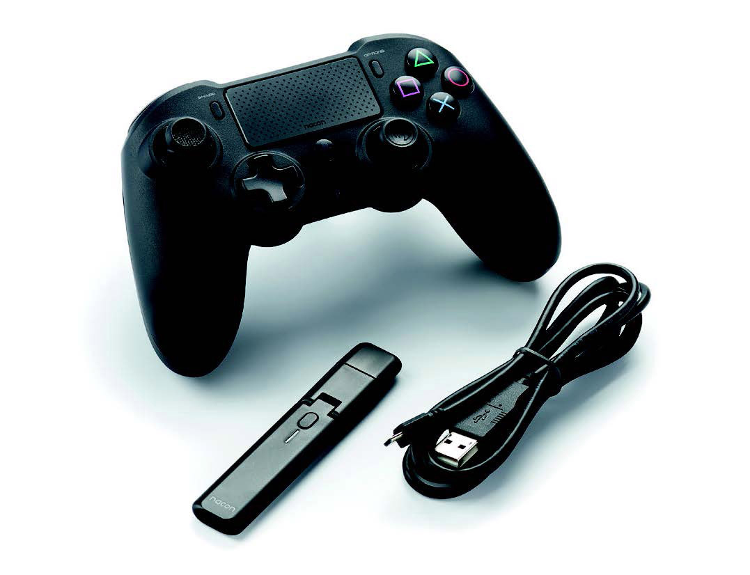 Schwarzer PS4-Controller, ein USB-Kabel und ein schwarzer Dongle. Alles auf weißem Grund.