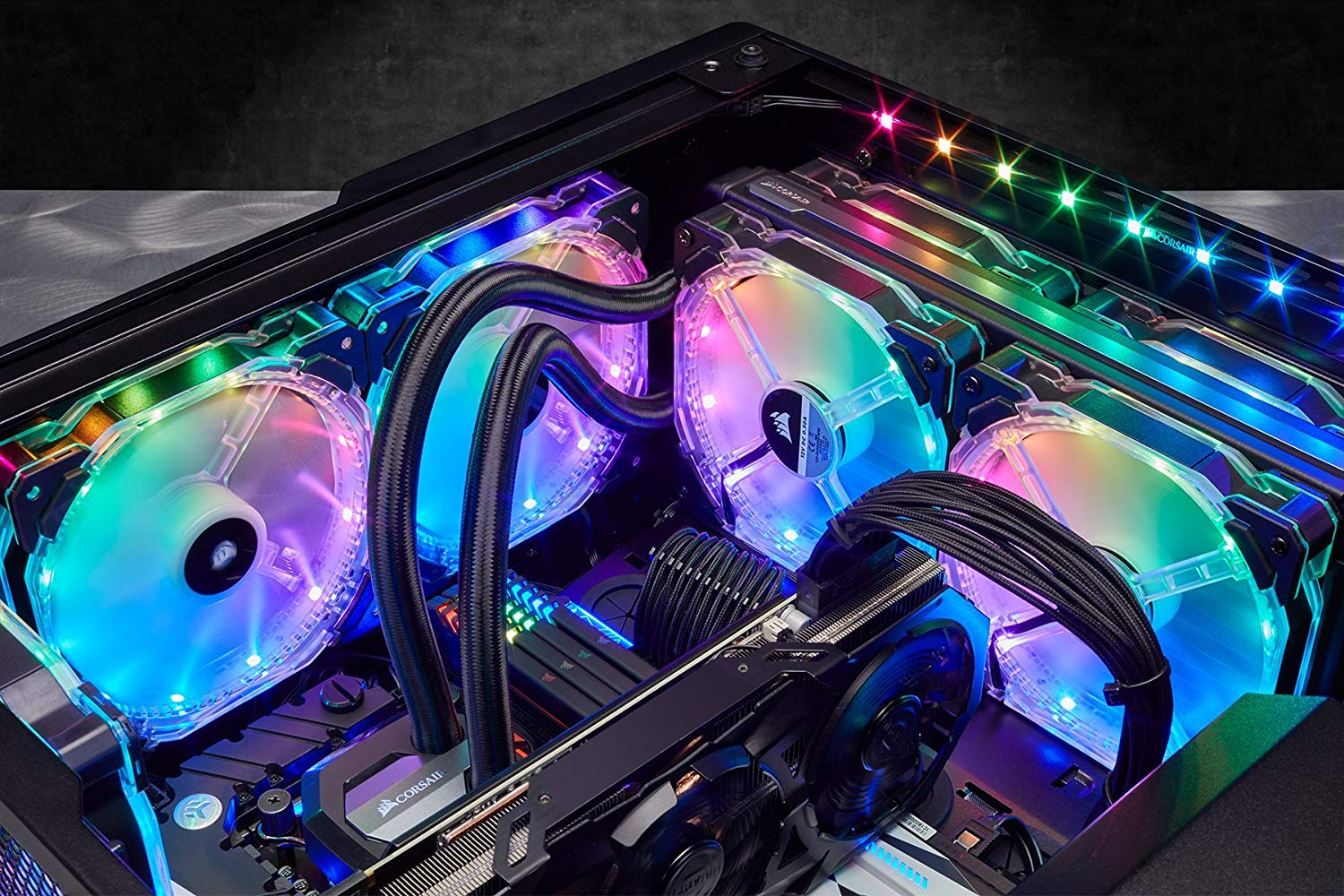 In einem Computergehäuse mit Lüftern und einer Grafikkarte, die mit bunten LED-Lichtern beleuchtet wird.