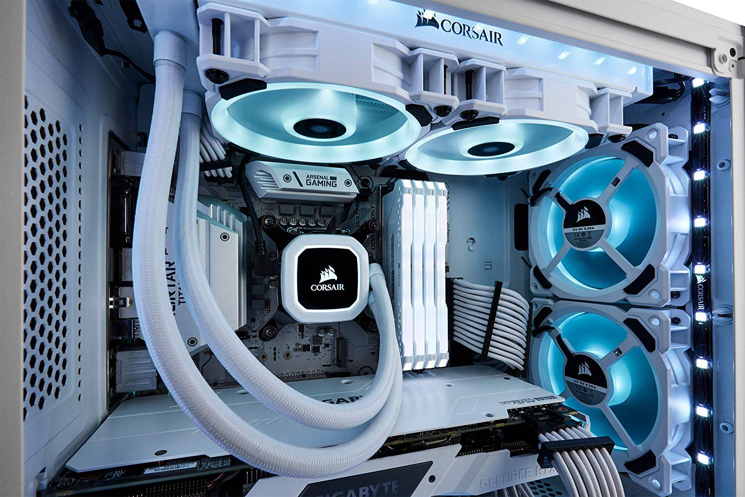 In einem weißen Computergehäuse: Lüfter, Wasserkühler und Komponenten mit blauen LEDs.