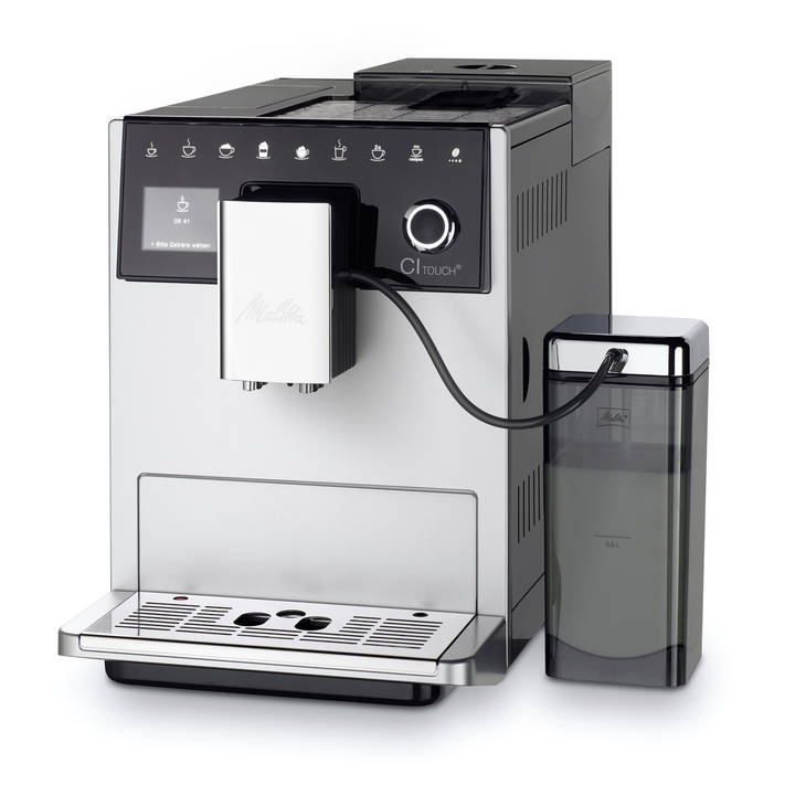 Eine silberne und schwarze Kaffeemaschine mit Wassertank und Touchscreen. Sie hat einen Ausguss.