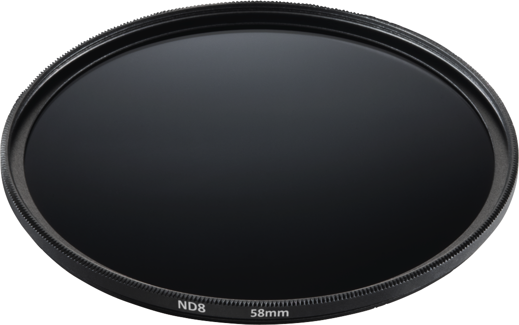 Un filtre d'objectif d'appareil photo noir avec le texte "ND8 58mm" sur le bord, en gros plan.